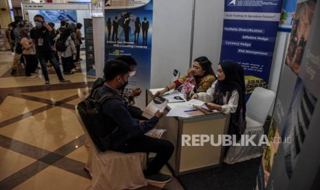 Sejumlah pencari kerja mencari informasi pekerjaan di salah satu stan perusahaan pada Career Expo di Gedung Landmark Bandung, Jalan Braga, Kota Bandung, Kamis (10/11/2022). Bursa kerja yang diikuti oleh puluhan perusahaan nasional dan multinasional tersebut menyediakan ratusan lowongan pekerjaan bagi seluruh pencari kerja di Bandung Raya. Republika/Abdan Syakura