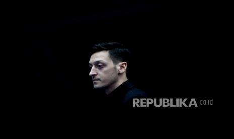 Mantan pemain Arsenal yang kini membela klub Turki Fenerbahce, Mesut Oezil. Oezil ingin beralih menjadi atlet e-sports pada masa mendatang.