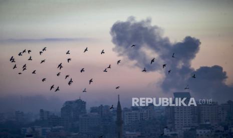 Asap mengepul setelah serangan udara Israel di Jalur Gaza utara, 17 Oktober 2023. Israel telah memperingatkan semua warga Jalur Gaza untuk pindah ke selatan menjelang invasi yang diperkirakan terjadi.