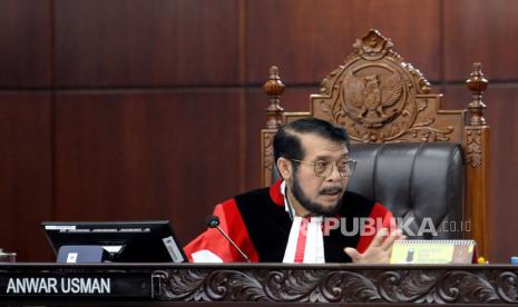 Ketu Mahkamah Konstitusi (MK) Anwar Usman memimpin sidang pembacaan putusan di Ruang Sidang Pleno Gedung MK, Jakarta Pusat, Senin (16/10/2023).