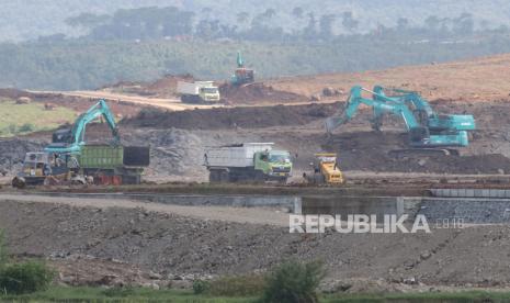 Pekerja menyelesaikan proyek pembangunan bandara di Desa Bulusari, Kecamatan Dhoho, Kabupaten Kediri, Jawa Timur, Sabtu (30/5/2020). 