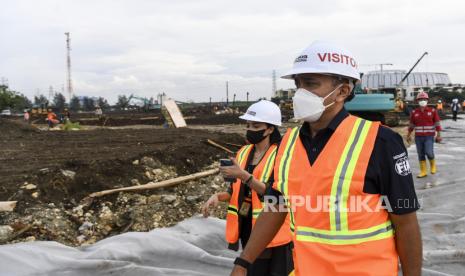 Ketua Pelaksana Formula E Jakarta 2022 Ahmad Sahroni (kanan) berjalan saat meninjau pembangunan Jakarta International E-Prix Circuit (JIEC) di kawasan Taman Impian Jaya Ancol, Jakarta, Rabu (23/2/2022). Menurut PT Jakarta Propertindo (Jakpro), pembangunan JIEC yang ditargetkan selesai dalam waktu tiga bulan itu saat ini telah mencapai 28 persen. 