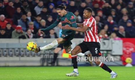  Darwin Nunez dari Liverpool beraksi melawan Ethan Pinnock dari Brentford dalam lanjutan Liga Primer Inggris   