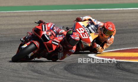 Pembalap Ducati Lenovo yang merupakan anak didik legenda Valentino Rossi, Francesco Bagnaia (kiri) adu cepat dengan rider Repsol Honda Marc Marquez di ajang MotoGP beberapa waktu lalu. 