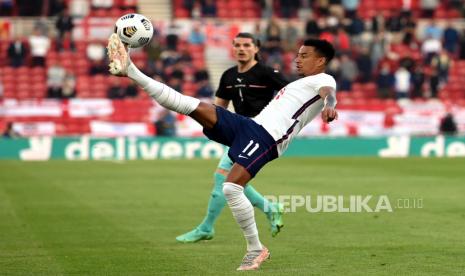 Jesse Lingard beraksi selama pertandingan sepak bola persahabatan Internasional antara Inggris dan Austria di Middlesbrough, Inggris, 2 Juni 2021.