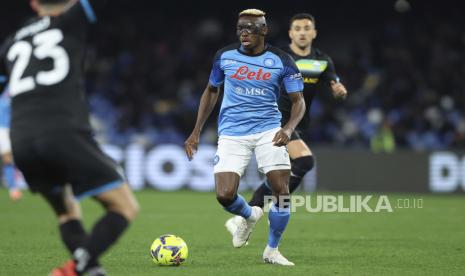 Napoli dipastikan bermain tanpa Victor Osimhen saat melawan AC Milan karena penyerang tersebut masih mengalami cedera, ungkap klub pemuncak klasemen Liga Italia tersebut pada Jumat (31/3/2023).