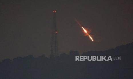 Sistem pertahanan udara Iron Dome Israel diluncurkan untuk mencegat rudal yang ditembakkan Iran, di Israel, Ahad (14/4/2024). Iran melancarkan serangan militer langsung pertamanya terhadap Israel pada hari Sabtu. Militer Israel mengatakan Iran menembakkan lebih dari 100 drone pembawa bom ke arah Israel. Beberapa jam kemudian, Iran mengumumkan bahwa mereka juga telah meluncurkan rudal balistik yang jauh lebih merusak.