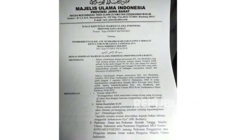 Surat keputusan MUI Provinsi Jabar terkait pemberhentian KH Ate Mushodiq sebagai Ketua Umum MUI Kota Tasikmalaya. 