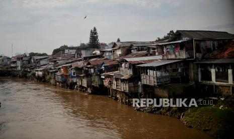 Suasana kawasan pemukiman padat di bantaran kali Ciliwung, Jakarta, Kamis (14/9/2022). Sejumlah warga mengeluhkan kenaikan BBM yang berdampak pada melonjaknya harga sejumlah kebutuhan pokok tidak berbanding lurus dengan jumlah pendapatan. Menurut Ekonom Center of Reform on Economics (CORE) Indonesia Piter Abdullah mengatakan bahwa kenaikan BBM akan berpeluang menambah angka kemiskinan. Republika/Thoudy Badai