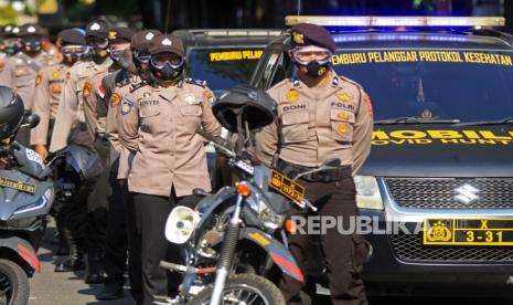 Tim pemburu pelanggar protokol kesehatan atau Mobile COVID Hunter mengikuti apel di Alun alun Sidoarjo, Jawa Timur, Rabu (16/9/2020). Tim yang terdiri dari TNI, Polri, Dishub serta Satpol PP tersebut berpatroli menjalankan operasi Yustisi guna memburu dan menegakkkan disiplin para pelanggar protokol kesehatan. 