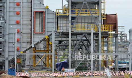 Suasana pengerjaan proyek pengembangan Kilang Balikpapan milik Pertamina di Kalimantan Timur, Sabtu (8/1). Melalui proyek Refinery Development Master Plan, Pertamina mendorong peningkatan kapasitas dan kualitas Kilang Balikpapan. Proyek pengembangan kilang ini terus berjalan sesuai schedule. Hingga akhir 2021, progres pembangunan fasilitas tersebut sudah mencapai 46,92 persen.