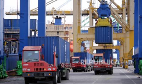 Suasana aktivitas bongkar muat peti kemas di Pelabuhan Soekarno Hatta, Makassar, Sulawesi Selatan, Rabu (25/11/2020). Badan Pusat Statistik (BPS) mencatat surplus perdagangan Indonesia pada Oktober 2020 sebesar 3,61 miliar dolar AS dengan nilai ekspor 14,39 miliar dolar AS dan inpor 10,78 miliar dolar AS, naik sebesar 47,95 persen dibanding surplus pada Sebtember 2020 yang mencapai 2,44 miliar dolar AS dengan nilai ekspor 14,01 miliar dolar AS dan impor 11,57 miliar dolar AS. 