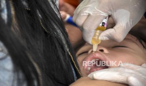 Petugas kesehatan memberikan vaksin polio kepada seorang anak saat Sub Pekan Imunisasi (PIN) Polio di Taman Neglasari, Cibeunying Kaler, Kota Bandung, Jawa Barat, Senin (3/4/2023).