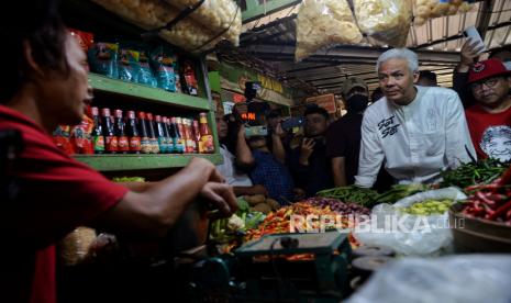 Calon presiden nomor urut 3, Ganjar Pranowo berbincang dengan pedagang saat melakukan kunjungan ke Pasar Kota Wonogiri, Jawa Tengah, Jumat (29/12/2023). 