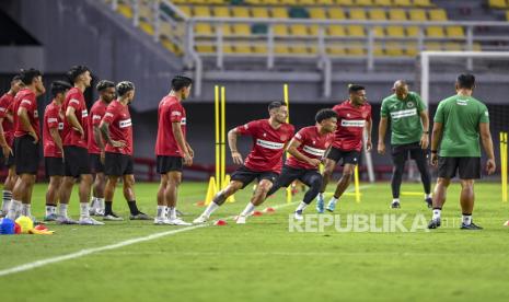 Pemain Timnas sepak bola Indonesia melakukan sesi latihan jelang pertandingan sepak bola persahabatan (FIFA Matchday) antara Timnas Indonesia melawan tim sepak bola Palestina di Stadion Gelora Bung Tomo, Surabaya, Jawa Timur, Selasa (13/6/2023). Timnas Indonesia akan melakukan pertandingan FIFA Matchday melawan tim sepak bola Palestina di Gelora Bung Tomo, Surabaya, Rabu (14/6/2023). 