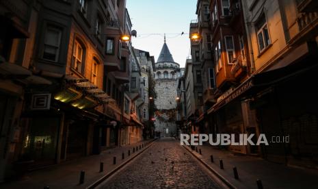  Jalan kosong di depan Menara Galata selama penguncian di Istanbul, Turki.