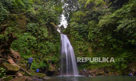 Pengunjung Hermann air di objek wisata air terjun Kulukubuk, Desa Madobag, Siberut Selatan, Kabupaten Kepulauan Mentawai, Sumatera Barat.