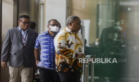 Pengacara Gubernur Papua Lukas Enembe, Stefanus Roy Rening (kanan) tiba di Gedung KPK, Jakarta, Jumat (23/9/2022). Kehadirannya untuk konsultasi dengan KPK terkait penangguhan penahanan Lukas Enembe yang disebabkan kondisi kesehatannya. Republika/Putra M. Akbar