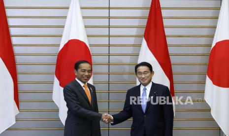  Presiden Joko Widodo (kiri) dan Perdana Menteri Jepang Fumio Kishida bertemu di kediaman resmi perdana menteri di Tokyo, Rabu, 27 Juli 2022.