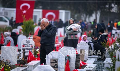 Warga mengunjungi makam korban gempa Turki saat peringatan satu tahun tragedi gempa Turki di kota Antakya, Turki Selatan, Selasa (6/2/2024). Jutaan orang di seluruh Turki berkabung atas kematian 53 ribu orang dalam gempa bumi yang terjadi tahun lalu. Pemerintah Turki menggelar serangkaian kegiatan untuk memperingati satu tahun tragedi kelam gempa Turki.