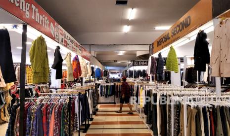 Pengunjung mencari pakaian thrifting atau pakaian bekas impor di Pusat Thrifting Jogja, Xt Square, Yogyakarta, Kamis (5/1/2023). Berbagai macam produk fashion thrifting dari Korea dan Jepang tersedia di sini. Harga yang ditawarkan juga sangat terjangkau masyarakat tergantung jenis barangnya. Dua lantai di Xt Square disewa oleh penjual barang thrifting sejak dua tahun terakhir.