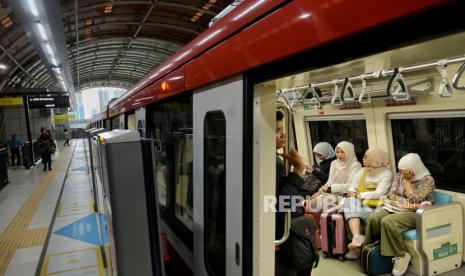 Penumpang menaiki Kereta Api Ringan atau Light Rail Transit (LRT) Jabodebek di stasiun Dukuh Atas, Jakarta, Selasa (9/1/2024). 