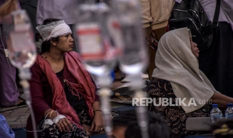 Sejumlah pasien dan korban berada di halaman RSUD Cianjur pasca gempa bumi di Jalan Pasirgede Raya, Kabupaten Cianjur, Senin (21/11/2022).  Berdasarkan keterangan Badan Nasional Penanggulangan Bencana (BNPB) total saat ini korban meninggal dunia mencapai 46 orang dan 700 korban terluka pasca gempa bumi 5,6 SR di Kabupaten Cianjur. Republika/Abdan Syakura