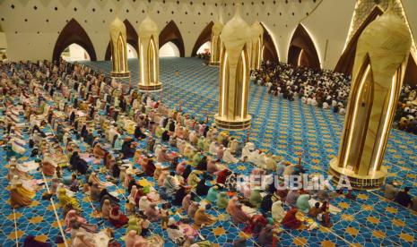 Masyarakat mengikuti shalat tarawih pertama Ramadhan 1445 H di Masjid Raya Jawa Barat Al Jabbar, Kota Bandung, Senin (11/3/2024). Dalam tarawih pertama ini, Imam Besar Masjid Raya Al Jabbar KH Miftah Faridl hadir menyampaikan ceramah.