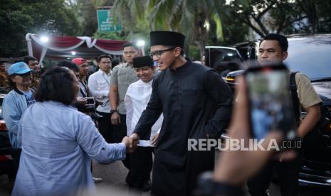 Ketua Umum PSI Kaesang Pangarep didampingi Sekjen PSI Raja Juli Antoni tiba di kediaman Prabowo Subianto di Jalan Kertanegara IV, Jakarta, Rabu (20/3/2024). Kaesang hadir di kediaman Prabowo dalam acara buka puasa bersama dan menyambut pengumuman hasil Pemilu 2024 oleh KPU RI.