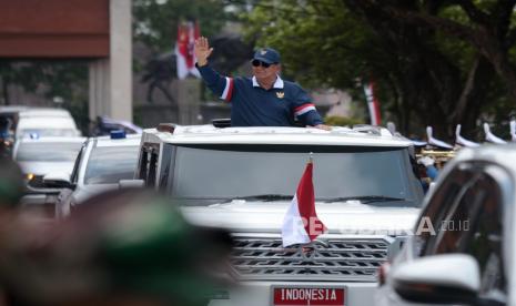 Presiden Prabowo Subianto menyapa warga saat meninggalkan Akademi Militer usai memimpin kegiatan pembekalan, rapat kerja dan retreat Kabinet Merah Putih 2024-2029 di Akademi Militer Magelang, Jawa Tengah, Ahad (27/10/2024). Kegiatan yang telah diikuti anggota Kabinet Merah Putih tersebut dalam rangka untuk menyamakan frekuensi dan gerak langkah pemerintahan ke depan untuk kemajuan Indonesia. 