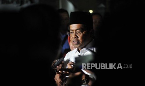 Social Affairs Idrus Marham (right) holds a press conference after picking up terrorists' children at Halim Perdanakusuma airport, Jakarta, on Tuesday (June 12) night.