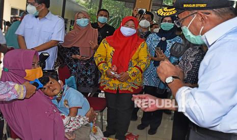 Menko Pembangunan Manusia dan Kebudayaan (PMK) Muhadjir Effendy (kanan) berdialog dengan kader Posyandu dan PKK saat meninjau pelaksanaan program pemberantasan gizi buruk di Cilegon, Banten, Jumat (12/3). Menurut Muhadjir Effendy, program pemberantasan gizi buruk di masa pandemi harus tetap berjalan untuk membantu warga yang terdampak sekaligus untuk merealisasikan target penurunan angka gizi buruk di Indonesia dari 27,5 persen tahun 2019 menjadi 14 persen pada tahun 2024. 