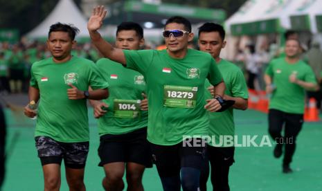 Menparekraf Sandiaga Uno berlari di Plaza Tenggara, Gelora Bung Karno, Jakarta, Ahad (8/10/2023). 