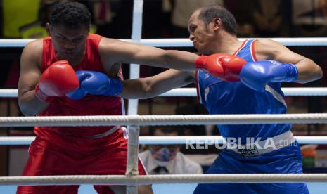 Petinju Papua Erico Kevin K Amanupunjo (kanan) melepaskan pukulan ke arah petinju Kepulauan Riau Sandyarto Deno Feroja (kiri) pada babak semi final tinju kelas berat Putra 81-91Kg PON Papua di GOR Cendrawasih, Kota Jayapura, Papua, Senin (11/10/2021). Erico Kevin K Amanupunjo berhasil mengalahkan Sandyarto Deno Feroja. 