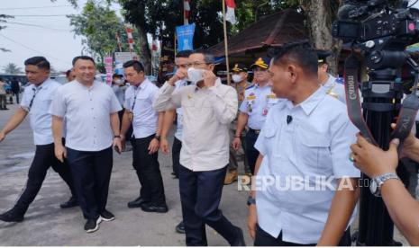 Penjabat (Pj) Gubernur DKI Jakarta, Heru Budi Hartono meninjau Terminal Kalideres, Jakarta Barat pada Kamis (20/4/2023).