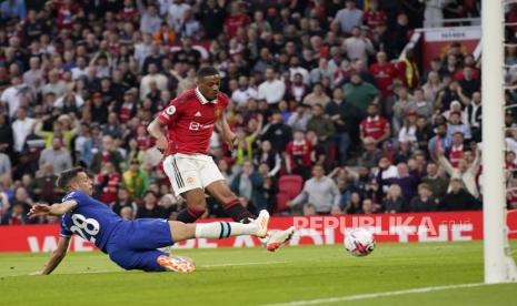 Pemain Cesar Azpilicueta menghalau pemain Manchester United Anthony Martial saat mencetak gol kedua saat pertandingan sepak bola Liga Premier Inggris antara Manchester United dan Chelsea di stadion Old Trafford di Manchester, Inggris, Jumat, (26/5/20230). (Foto AP) AP Photo/Dave Thompson)