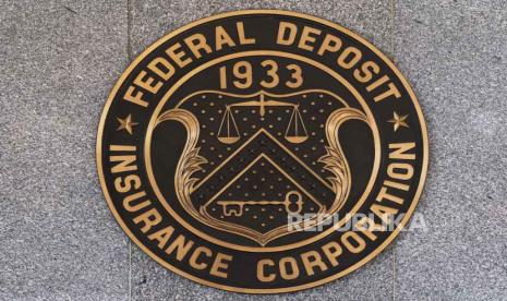 Segel Federal Deposit Insurance Corporation (FDIC) diperlihatkan di luar kantor pusatnya, Selasa (14/3/2023). Deposan menarik tabungan, dan investor secara luas menjual saham bank karena pemerintah federal berlomba untuk meyakinkan orang Amerika bahwa sistem perbankan aman setelah dua bank kegagalan.