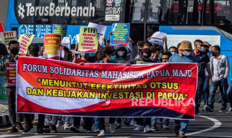 Sejumlah mahasiswa yang tergabung dalam Forum Solidaritas Mahasiswa Papua Maju melakukan aksi damai di sekitar area Tugu Muda, Semarang, Jawa Tengah, Senin (12/4/2021). Dalam aksi itu mereka menyuarakan sejumlah tuntutan kepada pemerintah diantaranya efektivitas Otonomi Khusus (Otsus) secara transparan, menyambut kebijakan investasi dengan memperhatikan masyarakat adat dan nilai-nilai budaya Papua, serta mendukung kehadiran TNI/Polri untuk mengamankan wilayah Papua dalam bingkai Negara Kesatuan Republik Indonesia. 