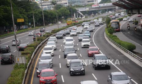 Sejumlah kendaraan mellintas di ruas Tol Dalam Kota, Jalan MT Haryono, Cawang, Jakarta, Ahad (1/11). Kementerian Perhubungan (Kemenhub) mengimbau pemudik pada periode libur Natal dan Tahun Baru 2020/2021 dapat kembali lebih awal. Sebab, Dirjen Perhubungan Darat Kemenhub Budi Setiyadi mengatakan saat ini belum seluruhnya pemudik kembali ke jakarta.