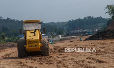 Pekerja menggunakan alat berat beraktivitas di proyek pembangunan jalan tol. Wahana Inti Selaras Perusahaan yang bergerak bidang bisnis alat berat, pertambangan, agro dan konstruksi berencana pada 11 Juli 2022 untuk melakukan Investor Gathering Penawaran Umum Obligasi I Wahana Inti Selaras Tahun 2022 dengan nilai pokok sebanyak banyaknya Rp 2 triliun.