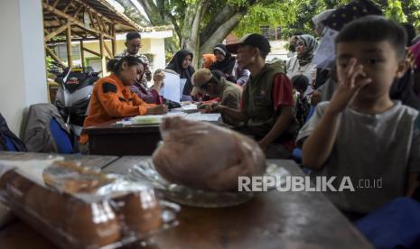 Sejumlah warga menunggu giliran untuk mendapatkan bantuan pangan pencegahan stunting. Plh Walkot sebut Pemkot Bandung telah menurunkan angka stunting sebesar 7 persen.