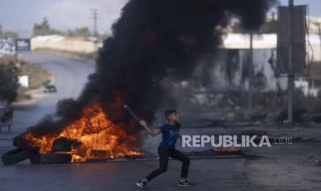 Demonstran Palestina bentrok dengan militer Israel.