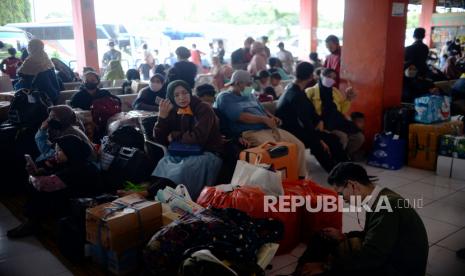 Pemudik menunggu jam keberangkatan di Terminal Kampung Rambutan, Jakarta, Rabu (27/4/2022). Pada Jumat (29/4/2022), pemudik kian menumpuk di Terminal Kampung Rambutan lantaran busnya tidak kunjung tiba setelah terimbas kebijakan rekayasa lalu lintas satu arah dari kilometer 47 Jalan Tol Jakarta-Cikampek hingga kilometer 414 Gerbang Tol Kalikangkung Jalan Tol Batang-Semarang.