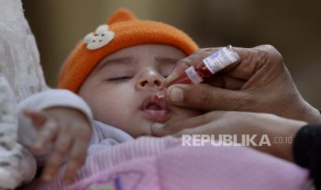 Pemberian vaksin polio kepada seorang anak (Ilustrasi). Vaksin polio diberikan dengan cara diteteskan ke mulut. Setelah adanya temuan kasus polio pertama dalam satu dekade di New York, AS, pejabat kesehatan menjadwalkan imunisasi di klinik tiap Jumat dan Senin. 