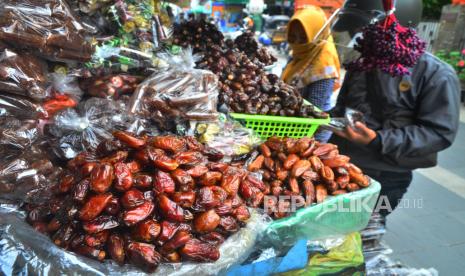 Pedagang buah kurma melayani pembeli di kawasan Masjid Menara Kudus, Kudus, Jawa Tengah, Sabtu (24/4/2021). Ketahui cara memilih kurma yang bagus.