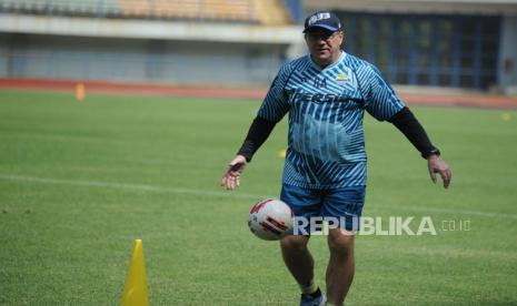 Pelatih Tim Persib Roberts Rene Albert  memimpin latihan di Stadion Gelora Bandung Lautan Api (GBLA) menyambut pelaksanaan Turnamen Piala Menpora, Bandung, Kamis (4/3). 