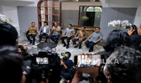 Calon Presiden (capres) Koalisi Perubahan untuk Persatuan (KPP) Anies Baswedan (ketiga kiri) bersama tim delapan yakni Ketua Pemenangan Pemilu partai Nasdem Sugeng Suparwoto, Ketua DPP Nasdem Willy Aditya, Sekretaris Jenderal Partai Demokrat Teuku Riefky Harsya, Wakil Ketua Dewan Suryo PKS Sohibul Iman dan eks Menteri ESDM Sudirman Said (kiri-kanan) saat menyampaikan keterangan pers di Jakarta, Jumat (5/5/2023). Dalam konferensi pers tersebut, Capres Anies Baswedan bersama tim delapan menyampaikan terkait proses KPP dalam menentukan nama bakal Calon Wakil Presiden (cawapres).