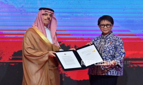 Menteri Luar Negeri Arab Saudi Pangeran Faisal bin Farhan Al-Saud dan Menteri Luar Negeri RI Retno Marsudi menunjukkan dokumen aksesi Saudi ke Perjanjian Persahabatan dan Kerja Sama di Asia Tenggara atau Treaty of Amity and Cooperation in Southeast Asia (TAC) di Hotel Shangri-la, Jakarta, Rabu (12/7/2023). Saudi menjadi negara ke-51 yang menandatangani TAC. 