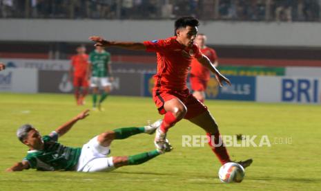 Gelandang tengah Persija Jakarta, Hanif Sjahbandi (kanan).