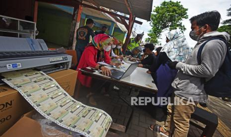 Petugas Bapenda (Badan Pendapatan Daerah) Provinsi Banten (kiri) mencetak lembar pajak kendaraan bermotor (PKB) milik warga yang kedapatan menunggak PKB saat razia di Serang, Banten, Jumat (25/11/2022) lalu. PT Jasa Raharja (Persero) mengungkapkan saat ini masih banyak masyarakat yang belum mendaftarkan ulang kendaraan bermotornya. Hal itu berarti, masih banyak yang menunggak pembayaran pajak kendaraan bermotor.